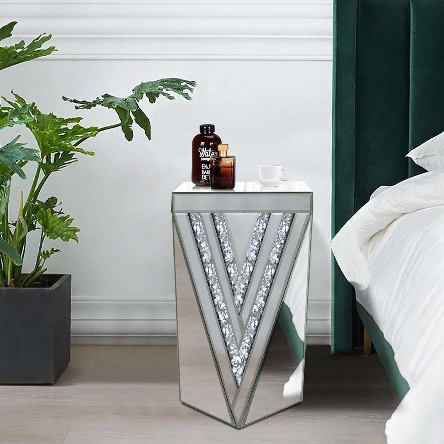 ✨ Mirrored Crystal "V" Accent Table – Glamour Meets Modern Elegance! ✨ - Fabels