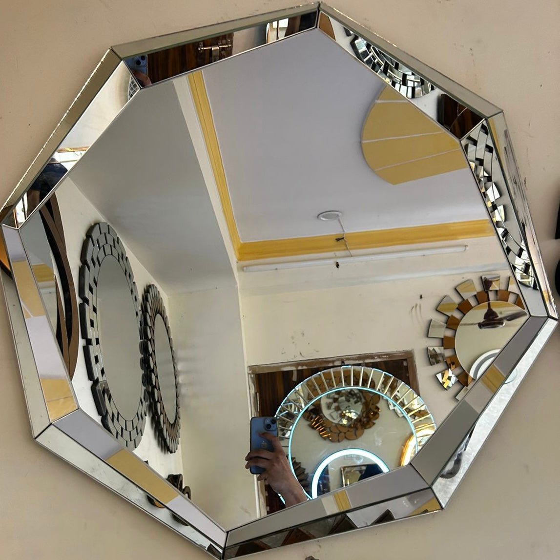 Octa Luxe Mirror – Minimalist Elegance, Maximum Impact - Fabels